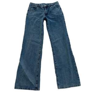 Lågmidjade baggy / vida jeans som jag säljer pga att de är tyvärr för stora på mig. Aldrig haft på mig dem. Midjemått - 74 cm Innerbenslängd - 80 cm. Finns inga defekter 😊💗