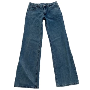 Lågmidjade Jeans - Lågmidjade baggy / vida jeans som jag säljer pga att de är tyvärr för stora på mig. Aldrig haft på mig dem. Midjemått - 74 cm Innerbenslängd - 80 cm. Finns inga defekter 😊💗