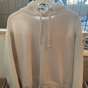 Vit hoodie - Bra skick, Skriv för fler frågor och bilder💕💖
