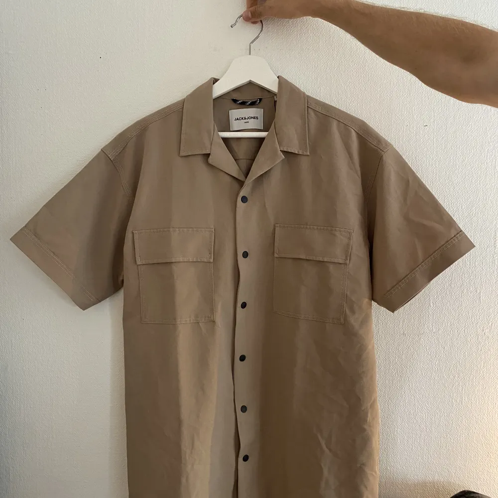 Sprillans ny kortärmad skjorta från Jack & Jones (lappar kvar) Storlek M passar M-L  Säljes pga fel storlek . Skjortor.