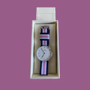 Klocka från Daniel Wellington  - I princip oanvänt armbandsur från Daniel Wellington. Silver. Nytt batteri behövs💕
