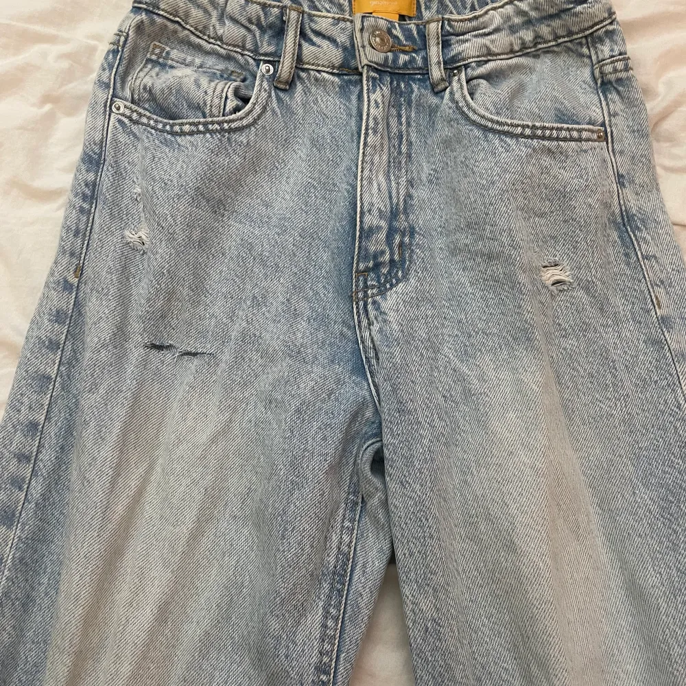 Söta jeans från Gina tricot som jag har klippt up. Jag är 165 cm och den är lite för lång.. Jeans & Byxor.