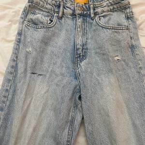 Söta jeans från Gina tricot som jag har klippt up. Jag är 165 cm och den är lite för lång.