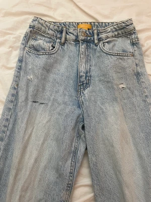 Gina tricot jeans  - Söta jeans från Gina tricot som jag har klippt up. Jag är 165 cm och den är lite för lång.