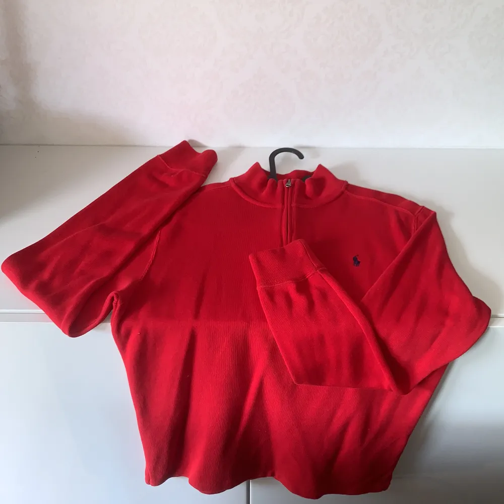 Red, Fleece, 8/10 condition, Size XL Older Boys (Fits like a Men’s medium). Toppar.