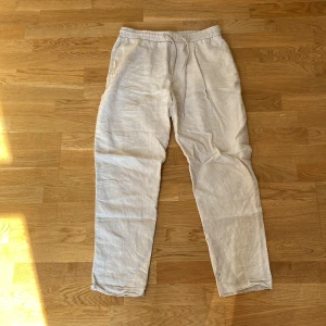 Linnebyxor  - Beige linnebyxor från zara. Ny pris:500kr. Bra skick, inga fläckar osv! Storlek M.