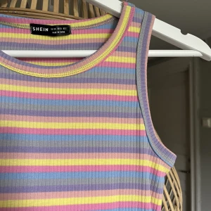 Randig klänning 🍬 - Randig klänning strl xs  Söt som en godis 🩷🩵🩷