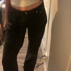 Svarta jeans  - Säljer mina jeans från lager 157 då de är för stora.  Mått tvärsöver midjan: 43,5 innerbenslängd: 85. Byxorna har inga defekter och är köpta för 400kr. Hör av er vid frågor❤️obs frakten kostar 74kr.