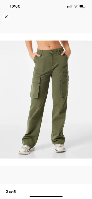Bershka cargos gröna  - Jag säljer mina gröna cargos i storlek 38 för att dom har blivit för stora på mig. Dom satt bra på mig som är 176 cm lång. Frakt kostar 50 kr extra