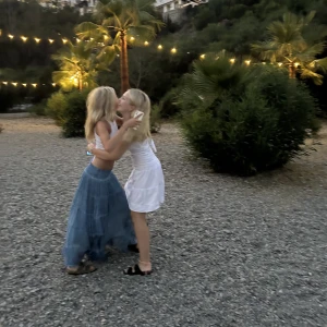 blå lång kjol  - Sjukt fin blå långkjol som jag köpte i Spanien, använd en gång och det är vid samma tillfälle som bild 1💘 passar bra på mig som är en xs och 167 cm