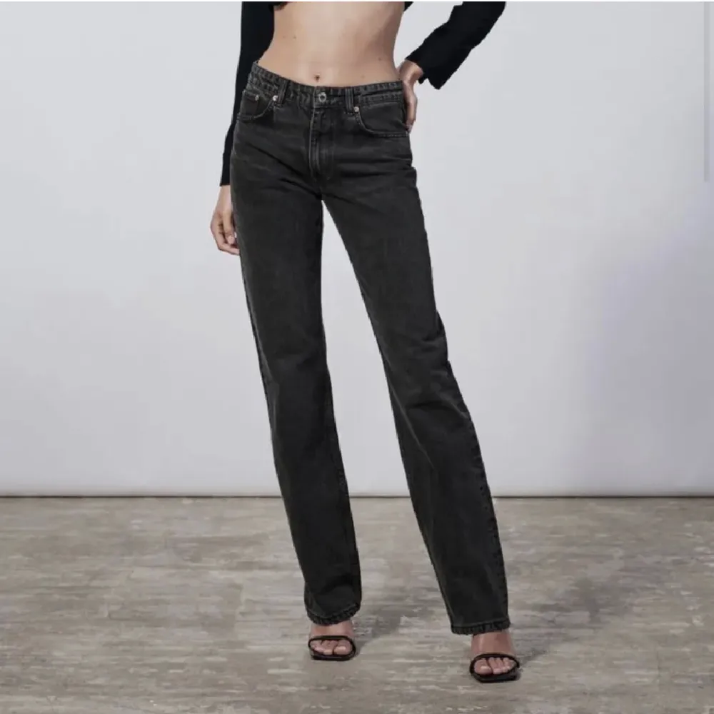 Superfina helt oanvända svarta superfina lågmidjade jeans från zara. Säljer då jag redan har så mycket andra jeans!. Jeans & Byxor.