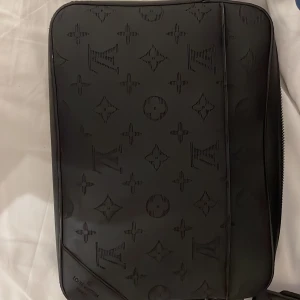 Lv väska - Lv väska använd i 2 månader bra kvalle