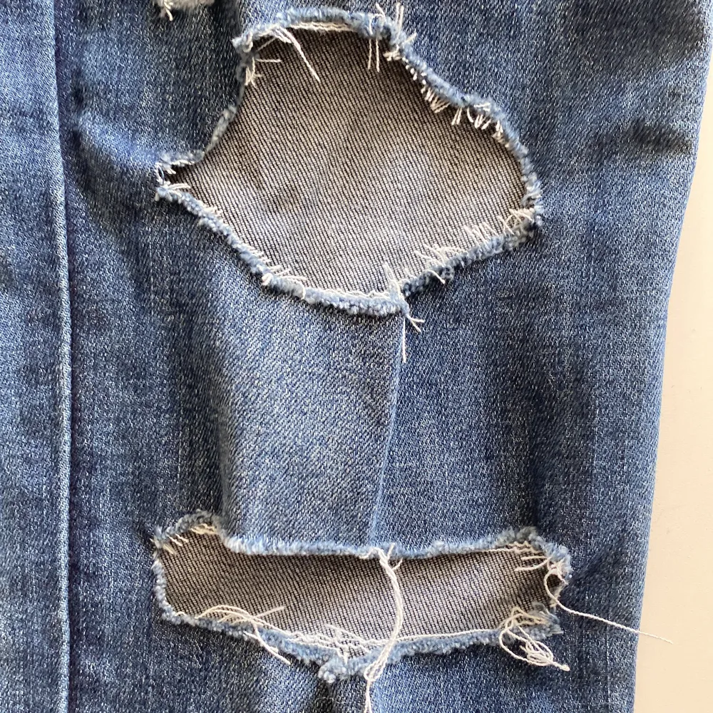 Ripped jeans, de är begagnade men har alldrig använt dem själv.. Jeans & Byxor.