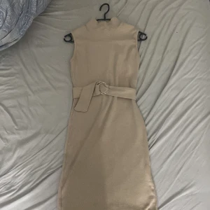 Beige klänning använd en eller två gånger  - Jag har knappt använt klänningen. Fick den av min moster men de är inte min stil 