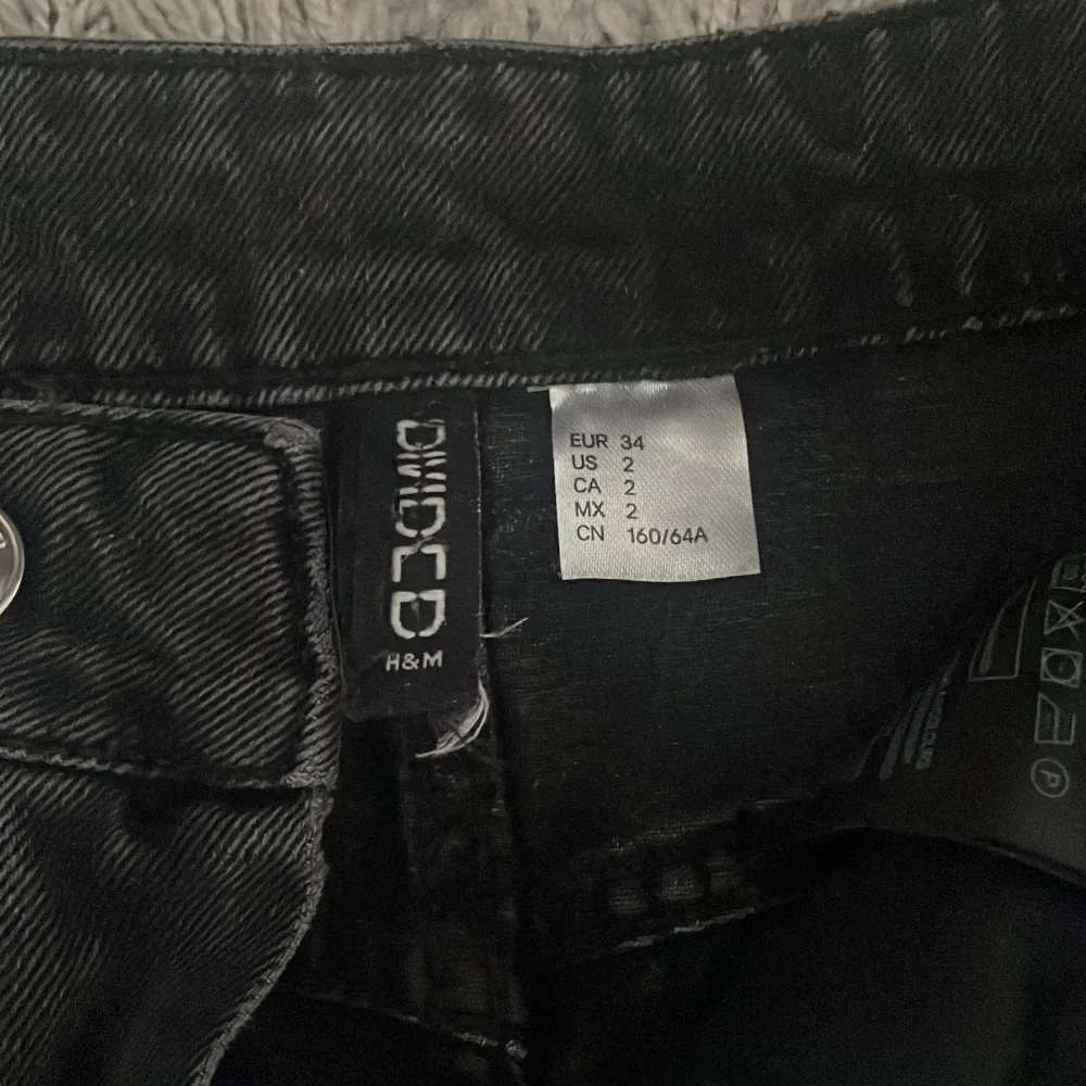 Säljer dessa svarta Baggy jeans eftersom att d inte används längre. D är lite långa på mig och jag är 160. Jeans & Byxor.