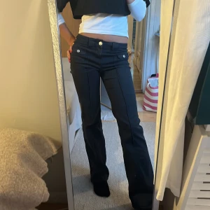 Hm cargobyxa  - populära och slutsålda  cargobyxor från hm!!! Så så fina 😍😍 Jag är 160cm