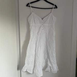 Så söt vit klänning från Esprit med fina detaljer, använd fåtal gånger. Passar till alla tillfällen och så snygg med en stickad tröja över🥰🥰 lite för stor på mig och säljer därför