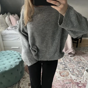 Stickad tröja - Fin grå stickad🥰