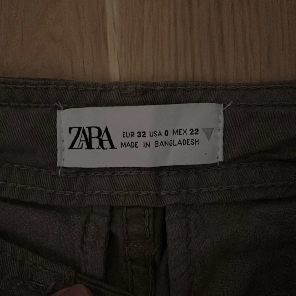 Säljer dessa gröna cargo pants från zara, endast använda en gång då jag inte kände att det var min stil. Det är en 32 men passar mig som Är en 34. Jeans & Byxor.