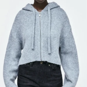 Stickad kofta - Säljer denna zip hoodien från zara i ett mjukt och varmt mohair liknande material, sparsamt använd