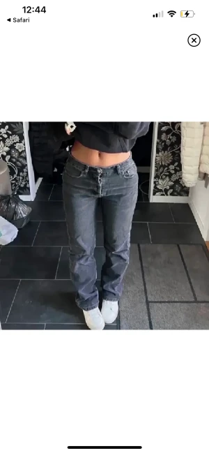 Zara jeans  - Svarta low waist stight jeans som inte finns att köpa längre på hemsida.  Super finns och inga defekter.  (Lånad bild)
