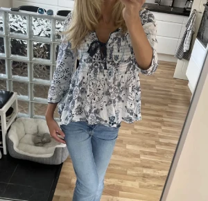 Odd molly blus - (Första bilden är lånad). Intressekoll på denna blusen från Odd molly. Storlek 0 vilket motsvarar en xs🩷
