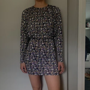 Klänning - Fin och bekväm blommig klänning med stretchigt material. Aldrig använd så helt i nyskick! 
