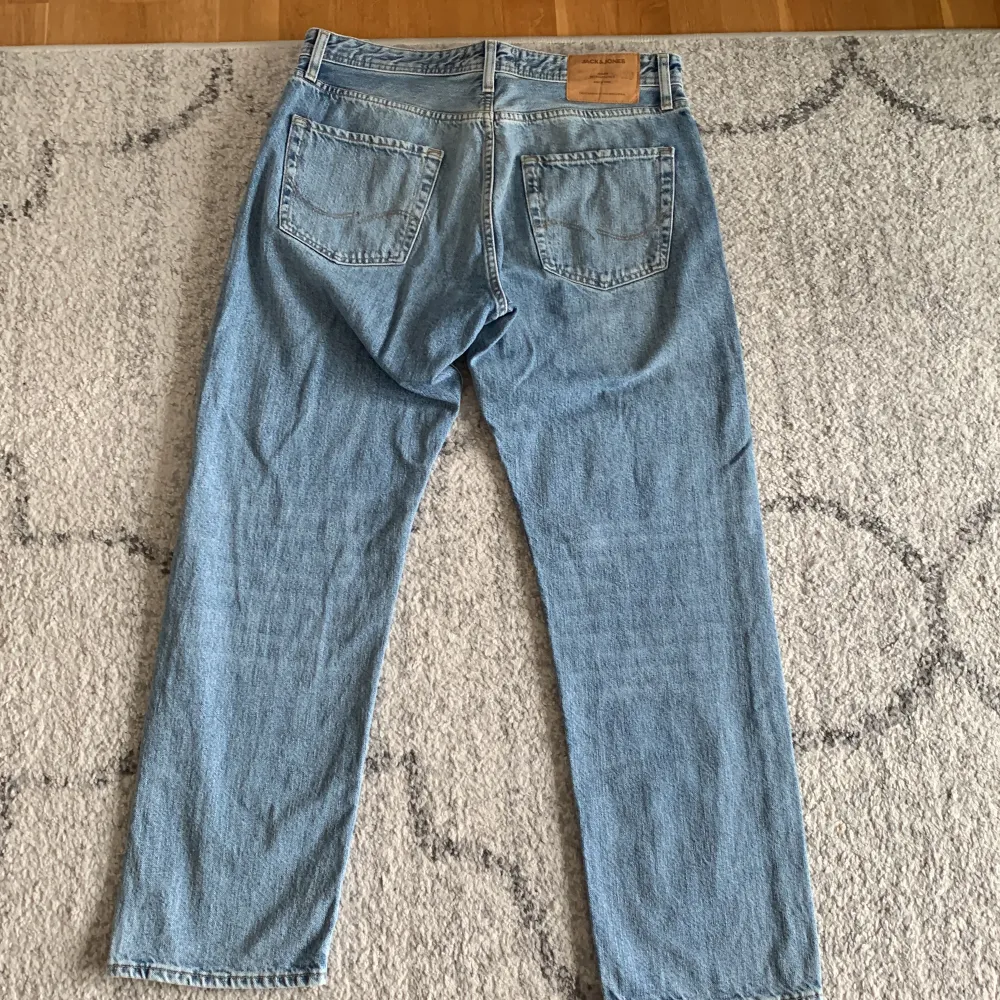 Hej! Jag säljer mina jack&jones jeans då jag inte använder dem längre, bra skick men såklart använda, inga fläckar. Modellen heter loose/chris. Pris kan diskuteras vid snabb affär. Jeans & Byxor.