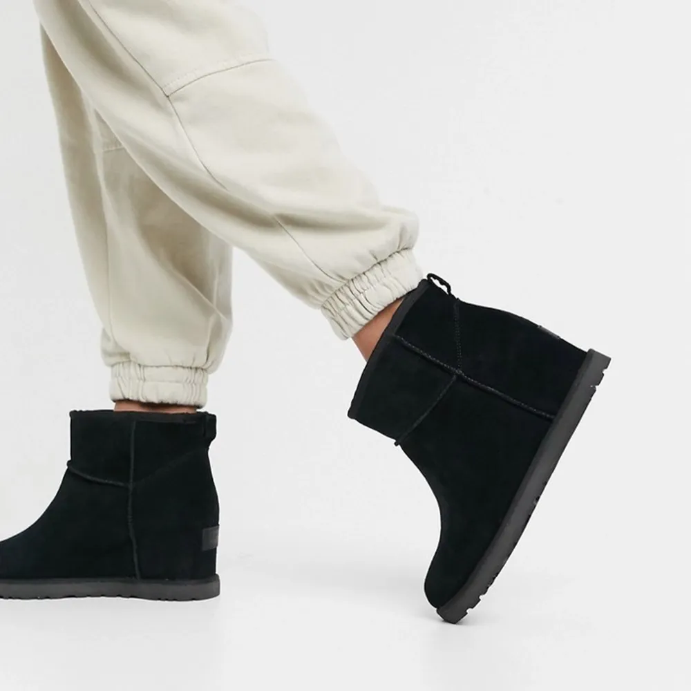 Svarta classic femme mini uggs i storlek 39. Knappt använda så de ser helt nya ut. Lite små i storleken, då jag har storlek 38 i vanliga fall men fick ta en storlek större   #2k #2kaesthetic #yk? #pinterest #pintereststyle #instagram #instagramstyle . Skor.