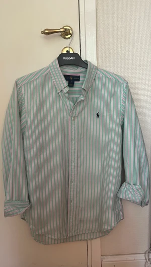 Ralph lauren skjorta  - Raffe skjorta i bra skick, sitter som en small/medium. Tänker mig 400 men kan gå ner vid snabb affär. 