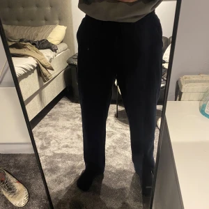 Linnebyxor - Tjenare! Säljer mina sjukt snygga linnebyxor då jag inte använder dem. Dem är mörkblåa och sitter sjukt snyggt även på dig som är lång, jag är 191 cm och storleken är Large och dem sitter kanon, hör av dig vid frågor!