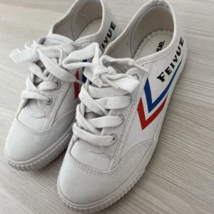 Vita tygskor  - Vita tygskor. Endast använda vid ett par tillfällen! OBS‼️ ganska stora i storleken, tycker de är mer som 35 än 34. 