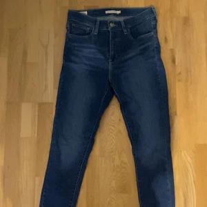 Levis skinny jeans - År gamla jeans men endast använda ett par gånger. Inga defekter.  Köptes för ca 1300. 