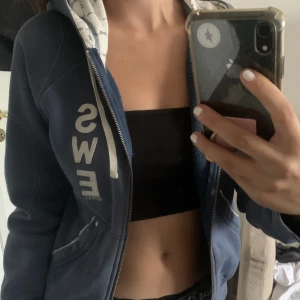 Kofta - Blå kofta som har några små blekningsfläckar som syns på bild 2, annars i gott skick! Storlek L men passar även storlek s och m