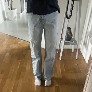 Jeans - Jag säljer dessa jeansen från weekday. Nypriset på dem är 590kr och jag säljer dem för 300+ frakt. Det finns en liten vit fläck längst nere på byxorna (skicka för bild) jag tror fläcken går bort. Ni kan se längden på första bilden, jag är ca 167.