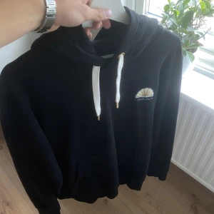 Casablanca Paris - Säljer en superfräsh Casablanca tröja, skick 9/10. Nypris över 5000kr. Storlek M, relaxed fit. Hör gärna av er vid frågor & funderingar!