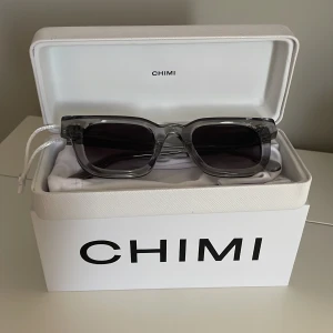 Chimi 04 - Hej! Säljer mina superfina chimis i modellen 04 grey pga att dom inte kommer till användning❤️Dom är väldigt sparsamt använda och i nyskick! Man får med hela originalenboxen och fodralet såklart😇