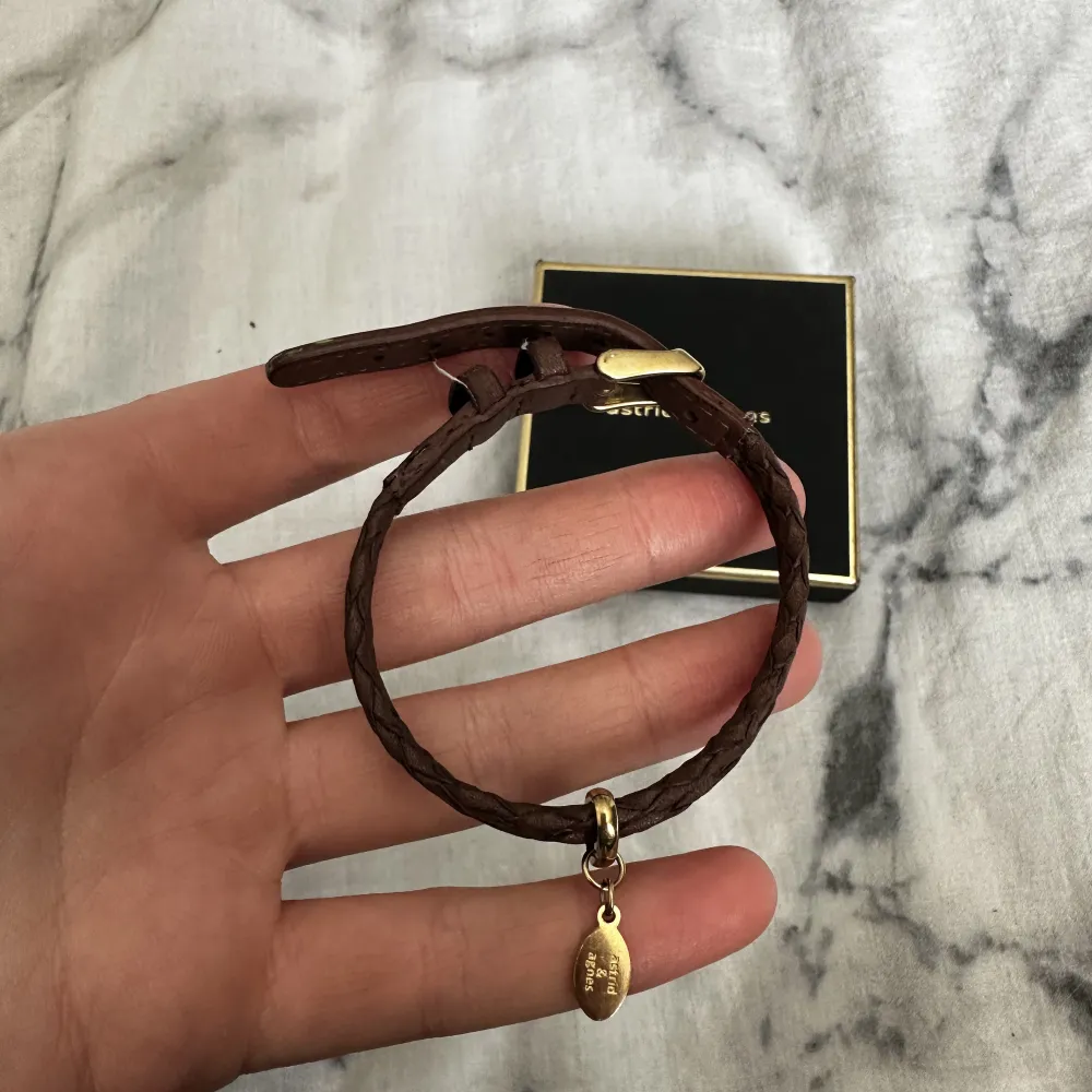 Säljer mitt Läderarmband ifrån Astrid & Agnes då det inte kommer till användning.💗💗 Armbandet är i mycket fint skick🥰 Nypris:499kr. Accessoarer.