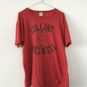 Russell athletic tee - Säljer en russell athletic tee i röd som sitter som en M. Fint skick.