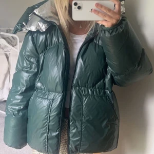 Sandro jacka - Intressekoll på min Sandro jacka i nyskick, storlk M , har normalt xs / s o sitter nsyggt oversized