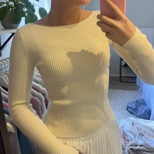 Tröja zara - Säljer denna superfina & trendiga tröja från Zara som inte kommer till användning! Den är jättebekväm och är i superfint skick!🌷👍