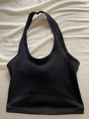 Y2k halterneck topp  - Så fin topp i ribbat tyg. 