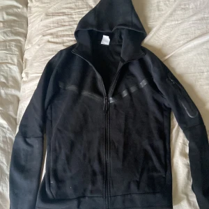 NIKE TECH SVART - Säljer Nike tech för 650kr helt oanvänd.