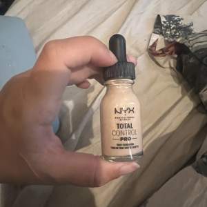 Nyx foundation aldrig använd men såg att nyansen va för ljus