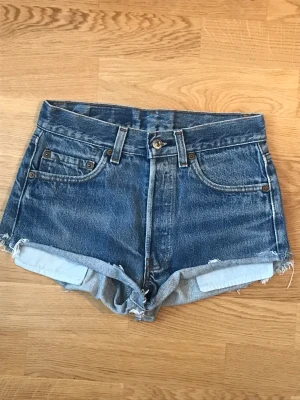 Levi’s shorts 501 - Strl utsuddad, hemsidan jag köpte dom på sa strl 24. Säljer dom för dom blivit för små..