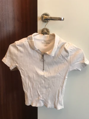 Topshop t-shirt - T-shirt från Topshop, använd några få gånger pga för liten strl.