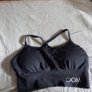 Fin tränings topp  - Tränings Topp som är veldigt fin och i bra kvalitet  Kontakta gärna mig för att bestämma pris 