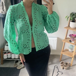 Grön blus  - Aldrig använd! 