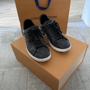 Louis vuitton skor  - Säljer ett par Louis Vuitton skor som är i väldigt bra skick! Allt som medkom vid köp finns kvar! Storlek 43.  Hör gärna av dig om du har frågor!