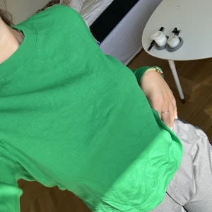 Tröja - Basis grön långärmad tröja i lite tjockare material💚